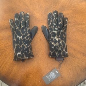 Stunning NWT animal print gloves!
